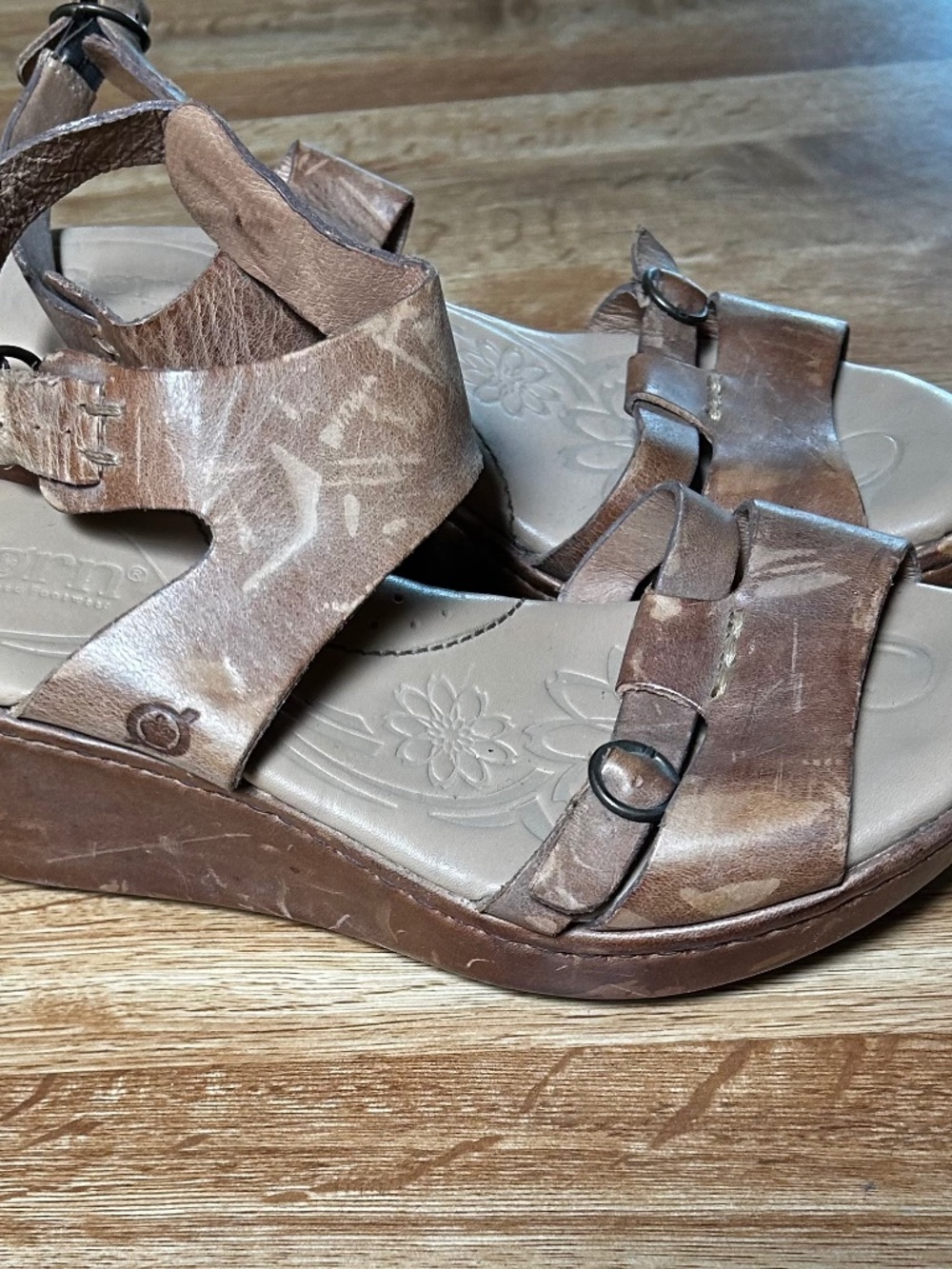 Born wedge leather toe buckle ankle buckle sandals size 7 Boho